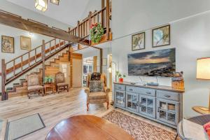 ein Wohnzimmer mit einer Treppe und einem Tisch in der Unterkunft Tahoe City Retreat Forest Views and Fireplace in Tahoe City + 25 Fotos
