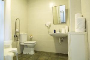 Kúpeľňa v ubytovaní Apartamentos Playa De Cóbreces