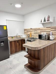 Kuchyň nebo kuchyňský kout v ubytování Exclusivo Departamento en vía a la costa, ideal para citas en el consulado