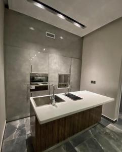 Η κουζίνα ή μικρή κουζίνα στο Grey Villa