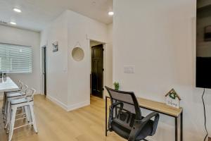 Et tv og/eller underholdning på Spacious townhouse - Mins to Downtown SLC - Garage