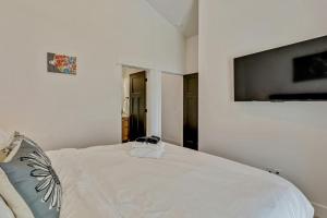 En eller flere senge i et værelse på Spacious townhouse - Mins to Downtown SLC - Garage