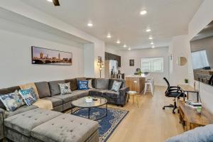 Χώρος καθιστικού στο Spacious townhouse - Mins to Downtown SLC - Garage