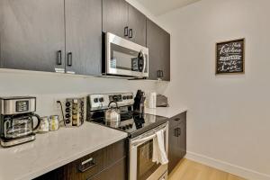 Η κουζίνα ή μικρή κουζίνα στο Spacious townhouse - Mins to Downtown SLC - Garage +25 φωτογραφίες