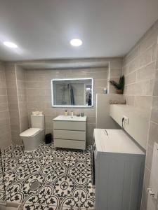 łazienka z umywalką i toaletą w obiekcie Relax Apartment - private Jacuzzi/SPA with 2bedrooms (A/C) - Netflix - 24 h/entry w Maladze +8 zdjęć