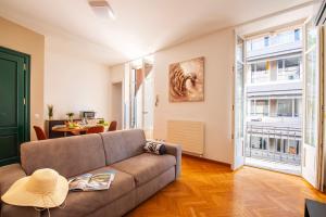 una sala de estar con un sofá y una mesa en Nice Apartment - Happy Rentals, en Lugano