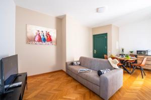 una sala de estar con un sofá y una mesa en Nice Apartment - Happy Rentals, en Lugano 13 fotos más