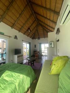 Un dormitorio con dos camas y un televisor. en Las Totoras 2, en Punta del Diablo