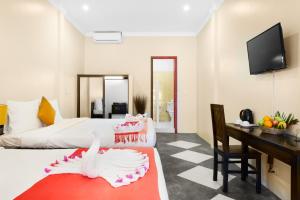 una camera d'albergo con un letto e una scrivania con una scrivania di The Cockatoo Nature Resort & Spa a Siem Reap