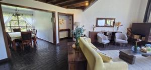un salon avec un canapé et une salle à manger dans l'établissement Hermosa casa de campo en Lamay -Calca, à Cusco