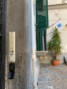 un edificio con telefono accanto a una finestra di La Casa di Partenope a Napoli