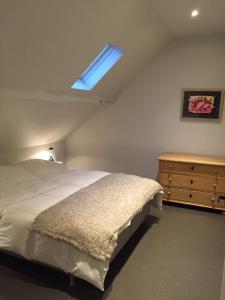 a bedroom with a bed and a skylight at Vakantie Appartement De Sneppelhoeve in Wuustwezel