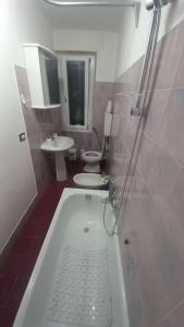 a bathroom with a tub and a toilet and a sink at Tradate centro -150mt dalla stazione Ferrovie Nord in Tradate