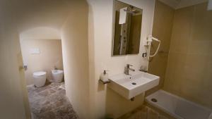 A bathroom at Giardini di Pietra