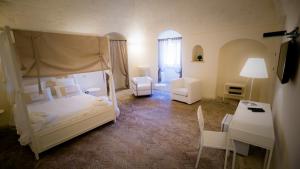 A bed or beds in a room at Giardini di Pietra