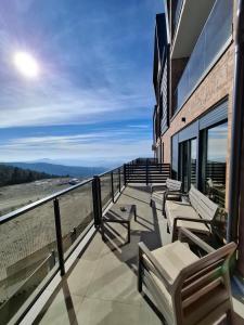 balcone con panchine e vista sulla spiaggia di Vidik Divčibare a Divčibare