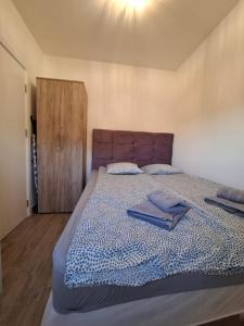 una camera da letto con un letto con due cuscini sopra di Vidik Divčibare a Divčibare