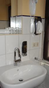 ein Badezimmer mit einem weißen Waschbecken und einem Telefon in der Unterkunft Ferienwohnungen Bütow in Wismar