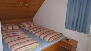 zwei Kissen auf einem Bett in einem Zimmer in der Unterkunft Ferienwohnungen Bütow in Wismar