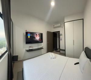 Televisyen dan/atau pusat hiburan di Dhancell Executive Homestay 8 Pax NETFLIX WIFI AT DESARU