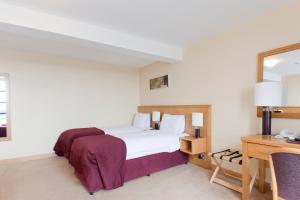Voodi või voodid majutusasutuse Upton Court Hotel toas