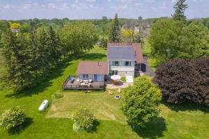 Κήπος έξω από το Luxury Hillside Farmhouse on The Bay of Quinte