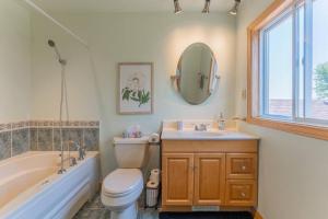 Ένα μπάνιο στο Luxury Hillside Farmhouse on The Bay of Quinte +56 φωτογραφίες