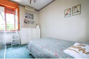a small bedroom with a bed and a window at Appartamento chez Philippe in Senigallia