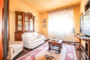 a living room with a white couch and a table at Appartamento chez Philippe in Senigallia