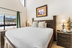 una camera da letto con un letto grande e una finestra di Greens at Copper 314 a Copper Mountain