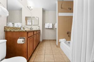 un bagno con lavandino, vasca e WC di Greens at Copper 316 a Copper Mountain Altre 32 foto