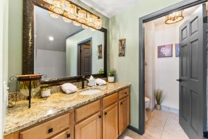 un bagno con un lavandino e un grande specchio di Greens at Copper 314 a Copper Mountain Altre 37 foto