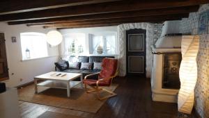 a living room with a couch and a table at Doktors Hus in Oldenswort