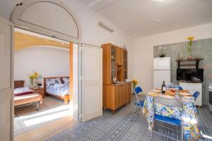 Η κουζίνα ή μικρή κουζίνα στο Apartment Tritone in Luxury Villa with Shared Pool