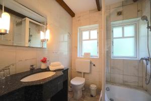 une salle de bains avec lavabo, toilettes et douche dans l'établissement Ferienhaus Gandur, à Osterby 46 autres photos