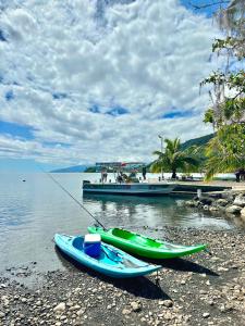 due barche sedute sulla riva di una spiaggia di Teahupo'o Lodge Tahiti - Studio Tropical - climatisé - entre randonnées et activités nautiques a Teahupoo