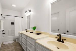 Ένα μπάνιο στο Padre Island Town home 5 min to the beach! pets ok +14 φωτογραφίες