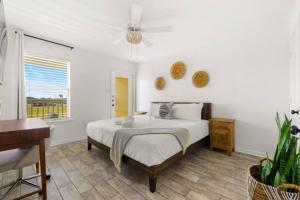 Ένα ή περισσότερα κρεβάτια σε δωμάτιο στο Padre Island Town home 5 min to the beach! pets ok