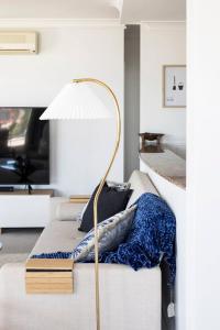 Телевизор и/или развлекательный центр в The Wellington - A Beachside Balcony Haven