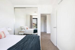 Кровать или кровати в номере The Wellington - A Beachside Balcony Haven