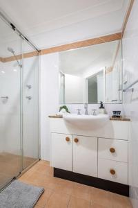 Ванная комната в The Wellington - A Beachside Balcony Haven