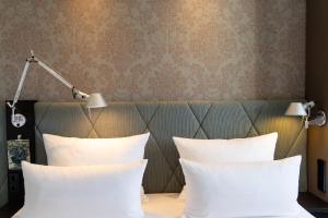 Postel nebo postele na pokoji v ubytování Motel One München Sendlinger Tor