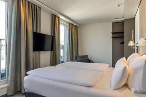 Postel nebo postele na pokoji v ubytování Motel One München Sendlinger Tor