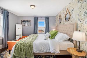 Katil atau katil-katil dalam bilik di GAME DAY Haven- Sleeps 10, Near Notre Dame & DT!