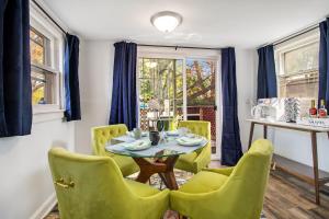 Ruang duduk di GAME DAY Haven- Sleeps 10, Near Notre Dame & DT!