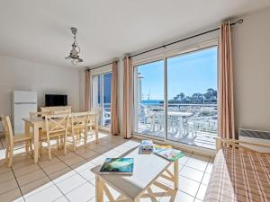 プルゴンヴランにあるBrittany Coast Getawayのリビングルーム(ダイニングテーブル付)が備わり、海の景色を望めます。