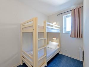 プルゴンヴランにあるBrittany Coast Getawayの窓付きの部屋の二段ベッド1台分です。 +32枚の写真