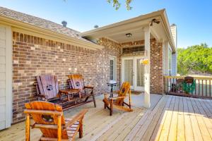 eine Veranda mit Schaukelstühlen auf einem Backsteinhaus in der Unterkunft 1 Mi to Stillhouse Hollow Lake Texas Family Home in Belton