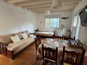 un salon avec un canapé et une table dans l'établissement Mirador del Indio, à Mar de las Pampas