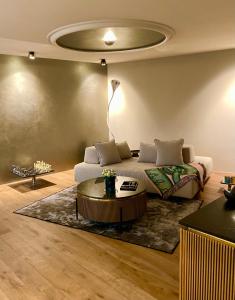 Ruang duduk di Suite3, 7 min walk from Opera or Lake